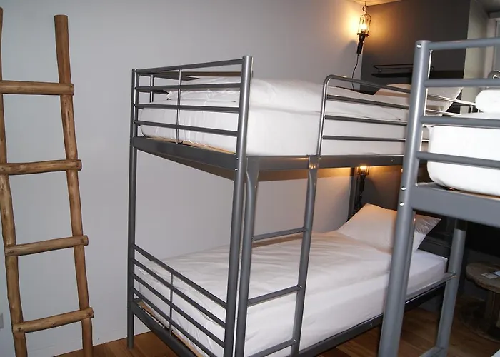 Bed & Bar No.8 - Adults Only 因特拉肯